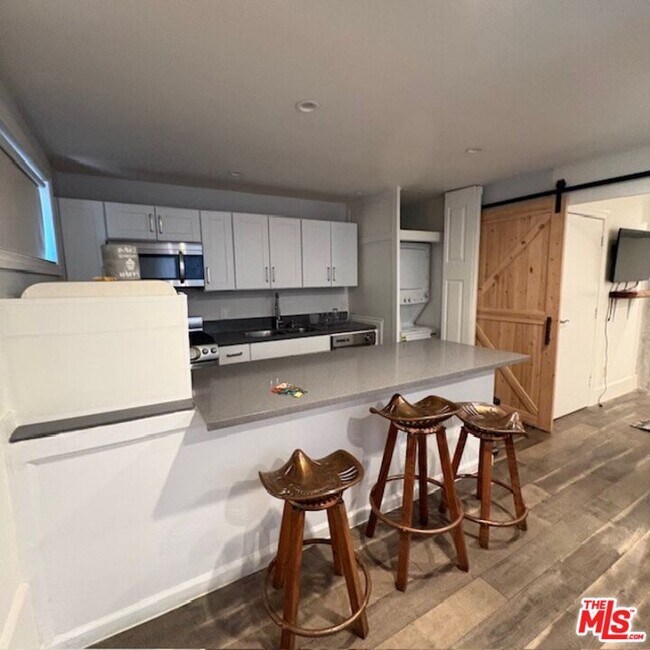 Foto del edificio - 10520 Eastborne Ave