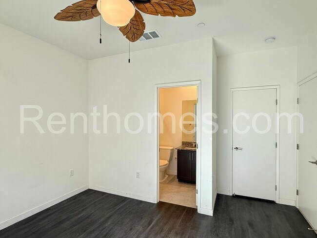 Foto del edificio - Otay Mesa, 5841 Seacliff Pl #95, LVP Flooring, Quartz Counters, 8 Solar Panels, AC, 2 Car Garage.