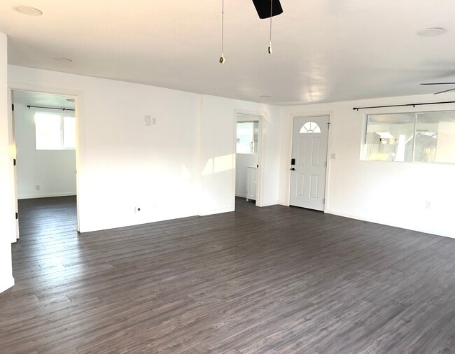 Gran habitación con vista a la cocina y pasillo a las habitaciones 1-2. - 16060 39th Ave