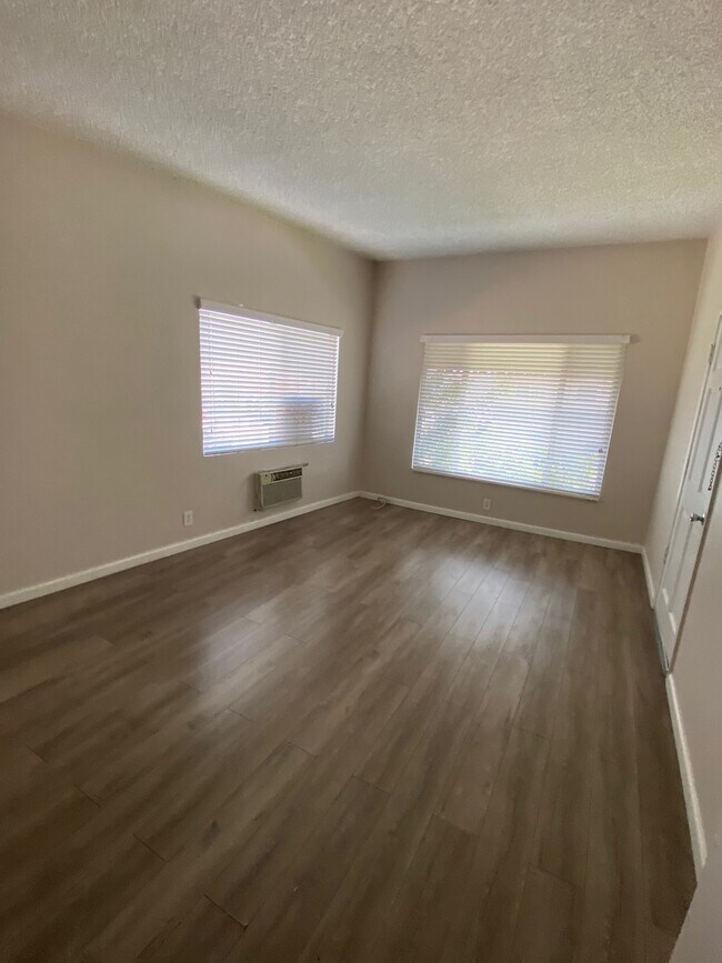 Building Photo - 4757 San Vicente Blvd