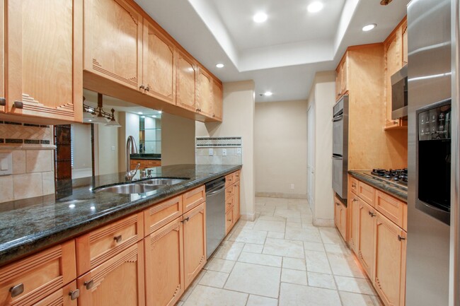 Foto del edificio - Bright and Spacious condo in Brentwood