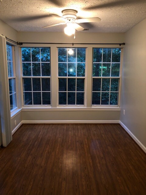 Foto del edificio - 903 Cedar Crest Ct