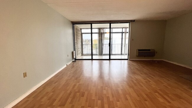 Building Photo - 25 Skyline Dr