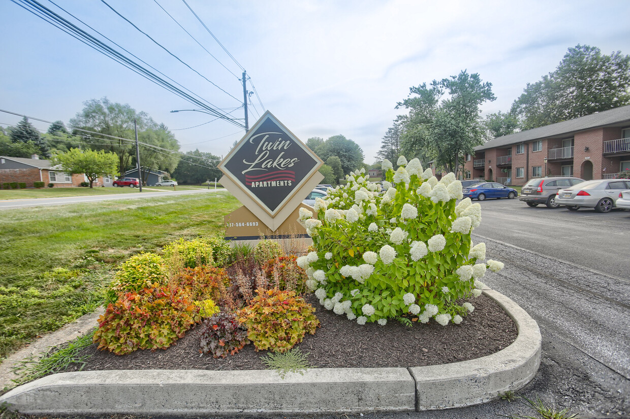 Primary Photo - Twin Lakes Apartments