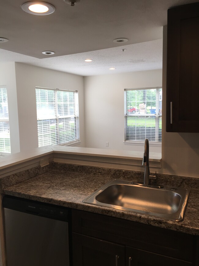 Building Photo - 10400 Westridge Dr