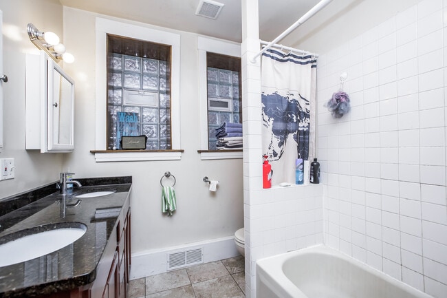 Building Photo - Large 2bed/1bath GARDEN UNIT in Bucktown! In-Unit Laundry! Central Air! Rooftop Deck!