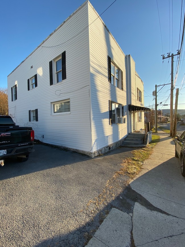 Building Photo - 209 College Ave
