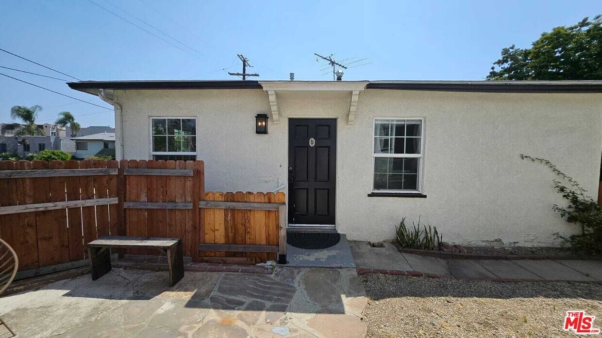 Foto principal - 2615 Edgehill Dr
