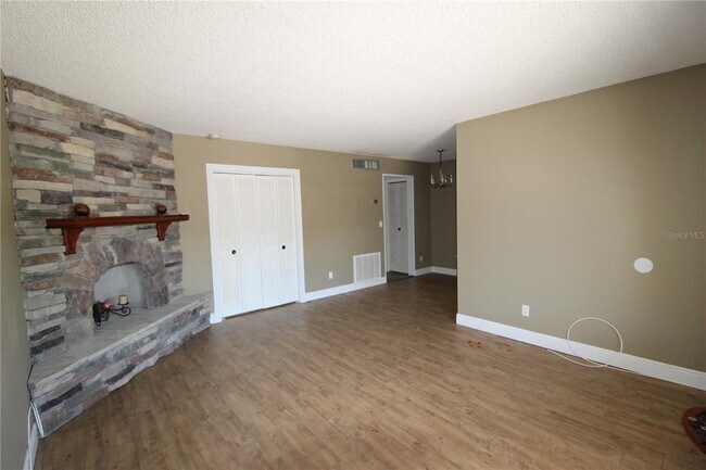 Building Photo - 400 El Camino Dr