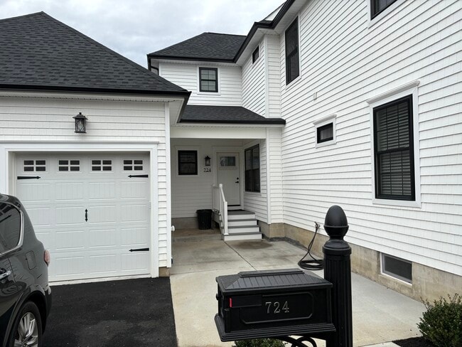 Foto del edificio - 724 Holmdel Rd