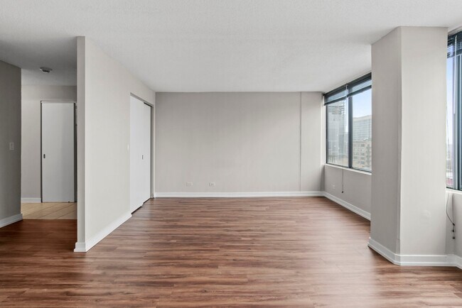 Photo - 1011 S Michigan Ave Apartment