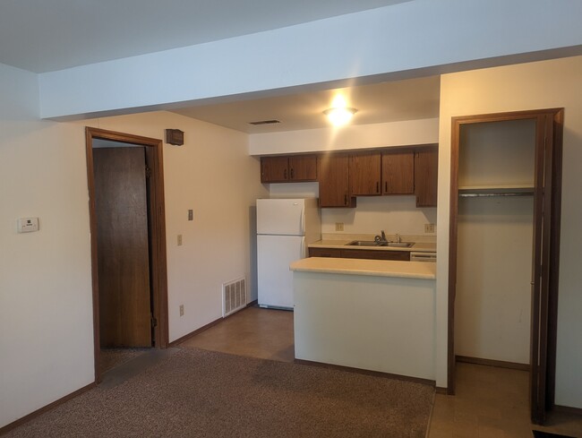 Building Photo - 1613 Lyndhurst W Dr