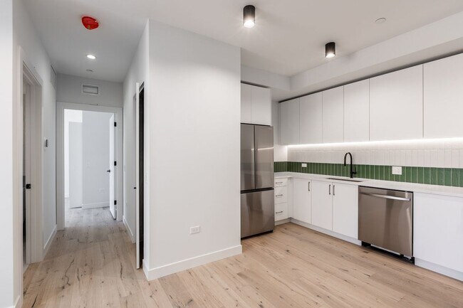 Building Photo - 1700 Oak Ave