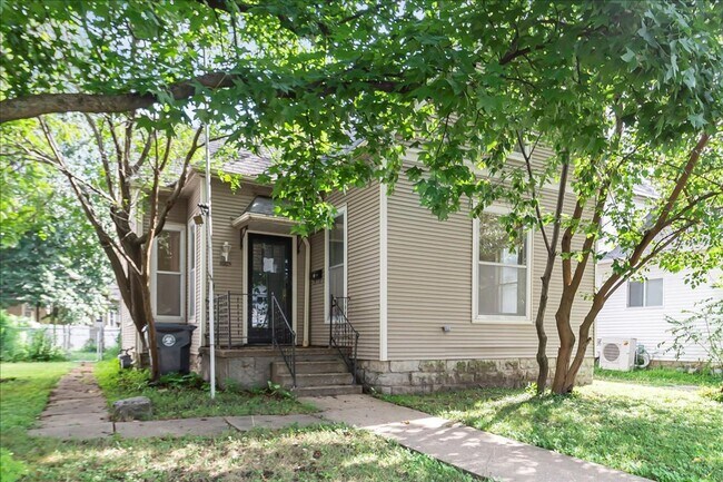 Foto del edificio - Spacious Updated Cottage