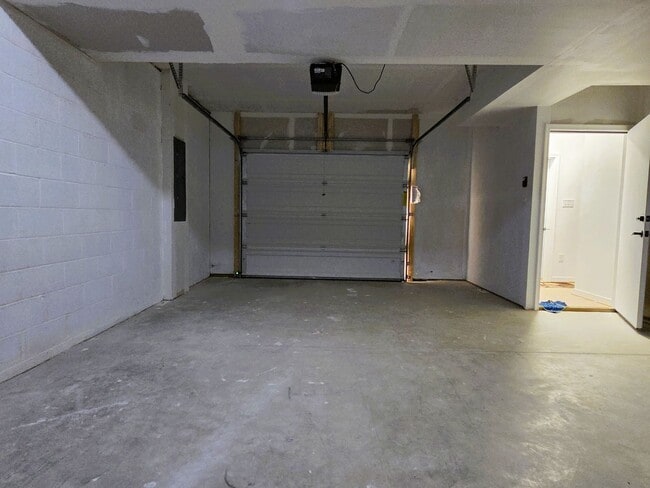 Building Photo - Large 3 story home located in Glenwood Park just minutes from downtown Richmond