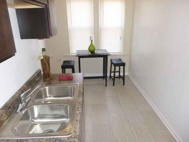 Foto del edificio - 3156 W Warren Blvd