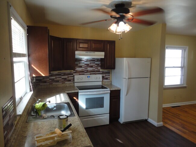 Kitchen - 215 Creekview Dr