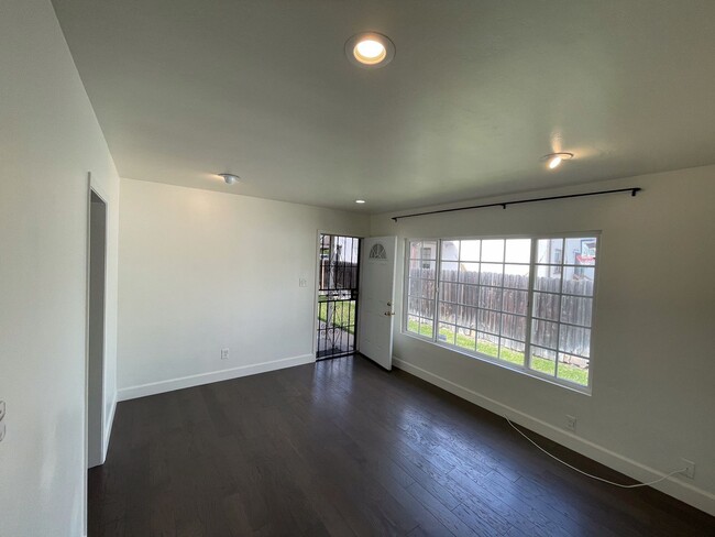 Building Photo - Gorgeous Home with Garage