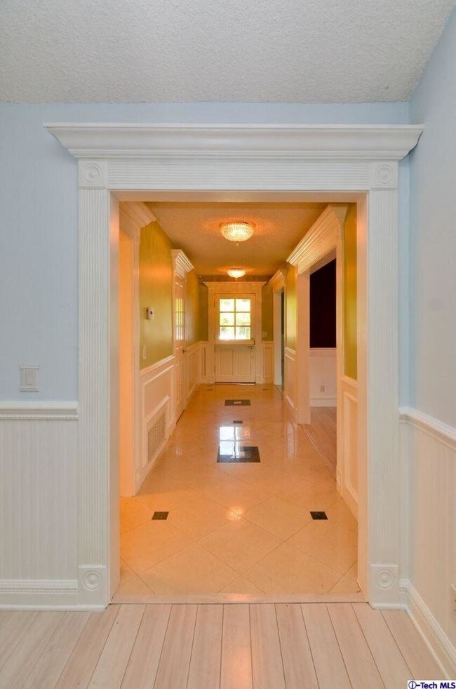 Building Photo - 533 N Altura Rd