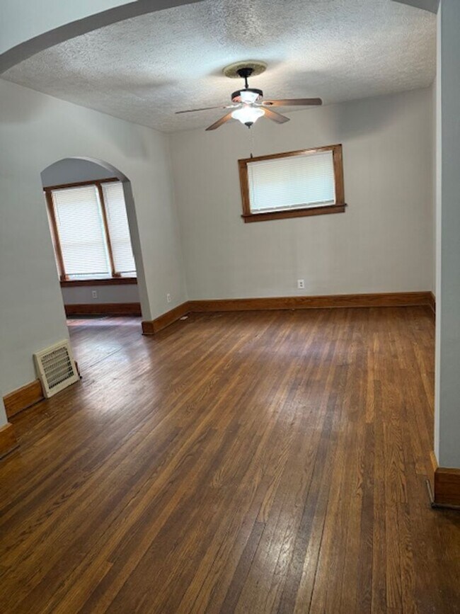 Building Photo - Large 3 Bedroom home with 2 car garage