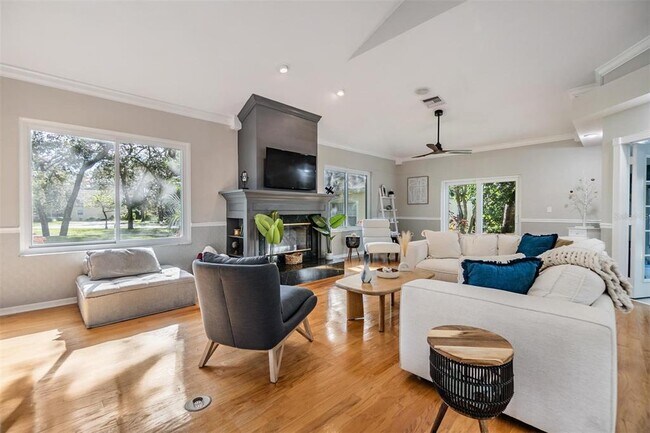 Foto del edificio - 2122 Oak Forest Ln