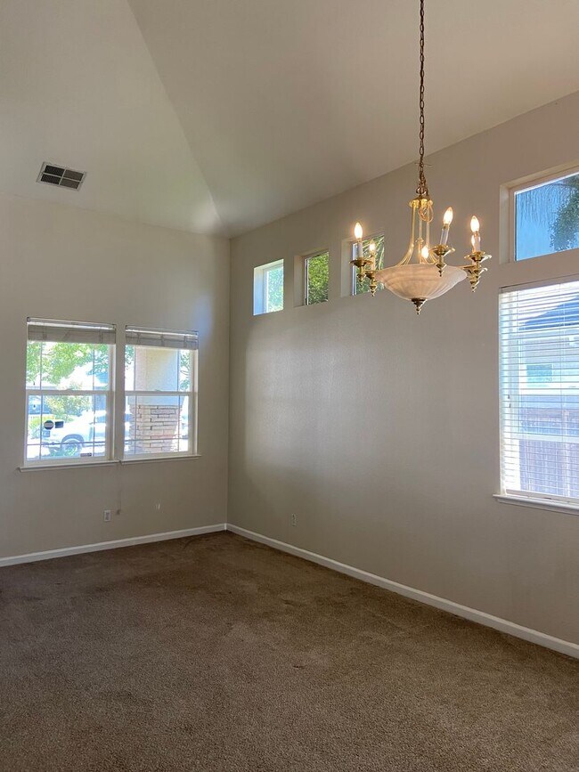 Foto del edificio - Spacious 4Bdrm, 2.5 bath off Sheldon & Hwy 99