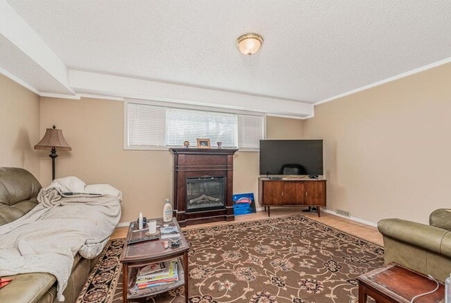 Building Photo - Convenient 2 Bedroom/1 Bath Basement Suite in unmatchable Inglewood! (IP638B)