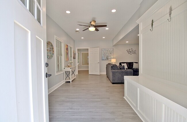 Building Photo - 123 Interlochen Dr