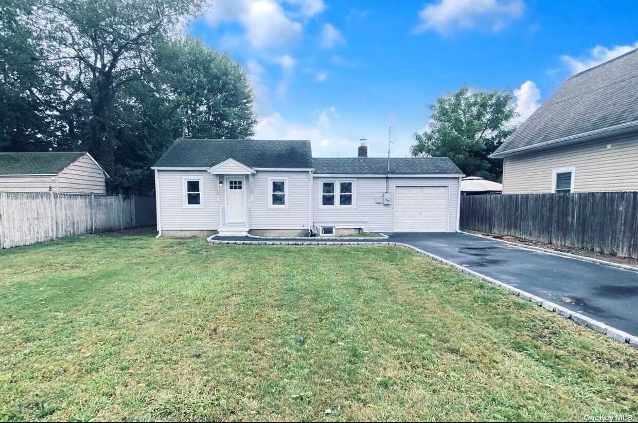 80 Kensington Ct, Copiague, NY 11726 House Rental in Copiague, NY