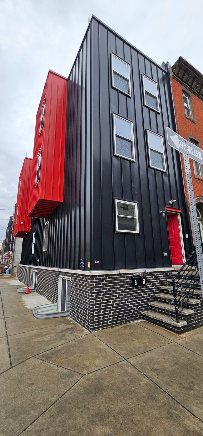 Building Photo - 1611 W Oxford St