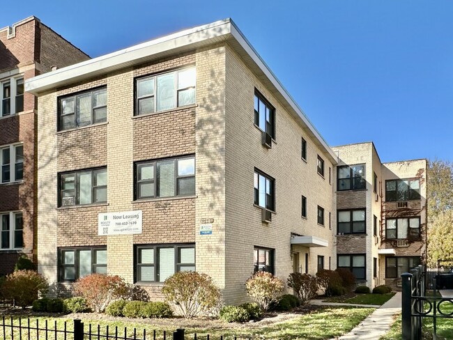 Building Photo - 1644 W Sherwin Ave