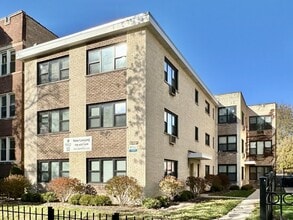 Building Photo - 1644 W Sherwin Ave