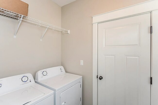 Foto del edificio - Spacious 4-Bedroom Home in Urbandale | Fin...
