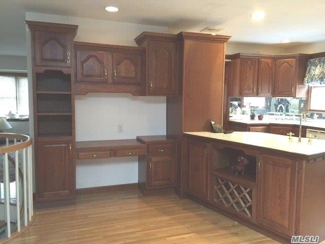 Primary Photo - 3 Guinevere Ln