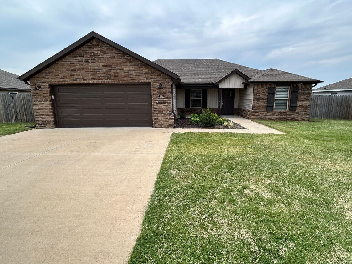 Foto principal - Beautiful Newer Home with Spacious Two-Car...