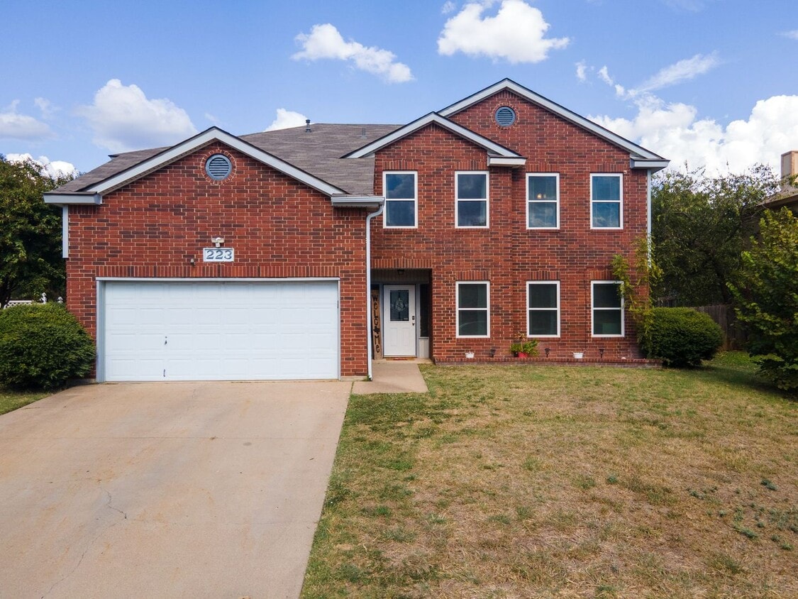 Primary Photo - Texas sized home near the golf course