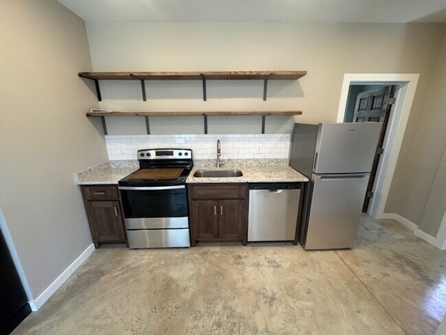 Building Photo - 621 Arthur St