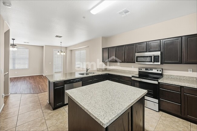 Building Photo - 894 S Annie Ln