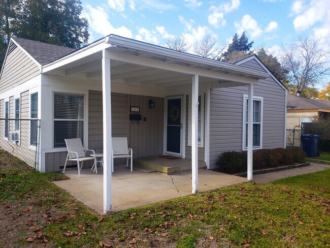 Foto del edificio - 1213 Shady Ln