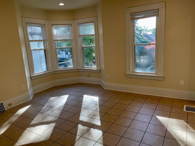 Foto del edificio - 2526 N Frederick Ave
