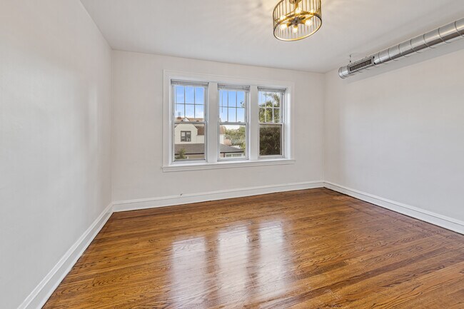 Foto del edificio - 3501 N Albany Ave