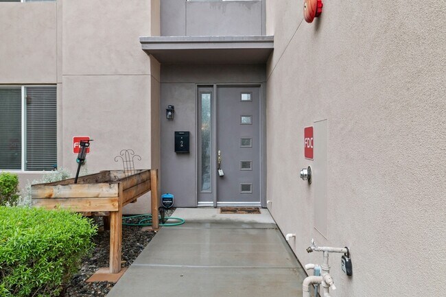 Foto del edificio - 1742 E Cheery Lynn Rd