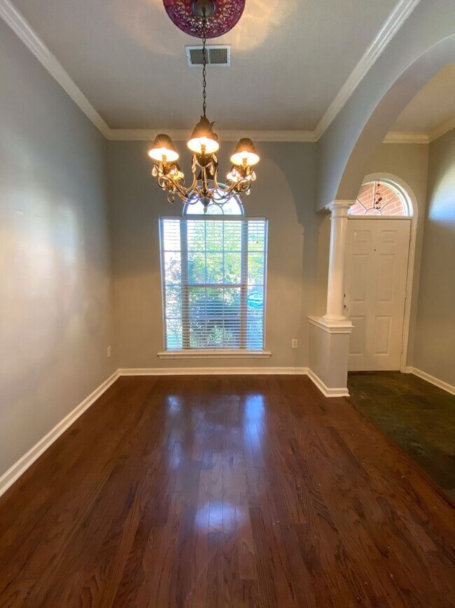 Building Photo - 3 bed, 2 bath in a gated community by Shel...