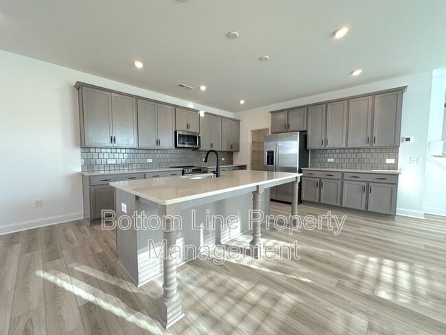 Building Photo - 2938 Clyde Dr