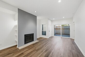 Building Photo - 2100 Tanglewilde St