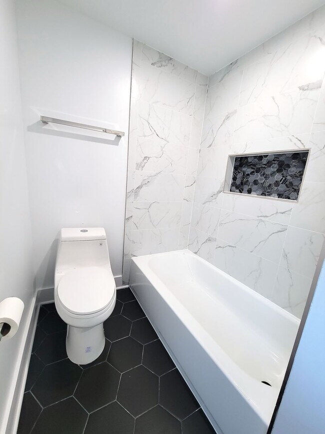 Foto del edificio - Beautiful fully renovated  2 bedroom available in Fairmount area!