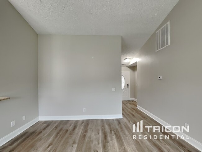 Building Photo - 426 Golf Club Ln