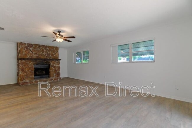 Foto del edificio - 4375 Forest Ln