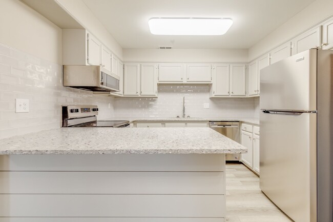 Foto del edificio - Fully Renovated 2-Bed Condo in Lake Wylie ...