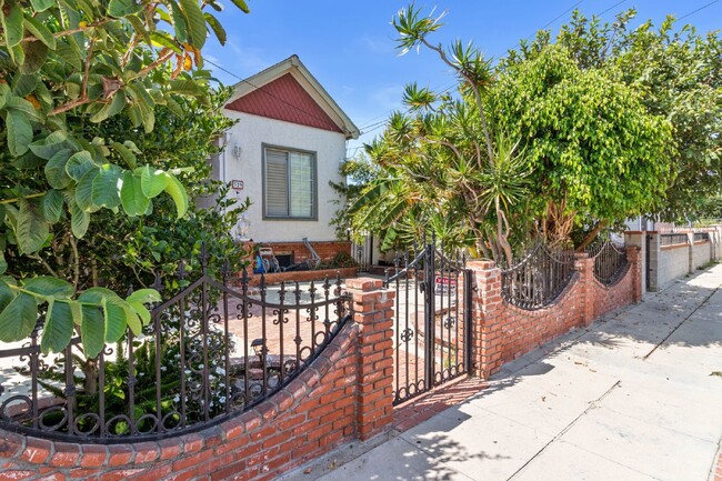 Charming 2 Bedroom, 2 Bathroom Duplex in San Pedro - Charming 2 Bedroom, 2 Bathroom Duplex in San Pedro Apartment